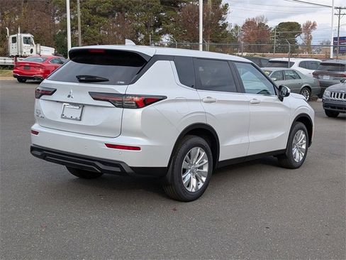New 2025 Mitsubishi Outlander ES image 3