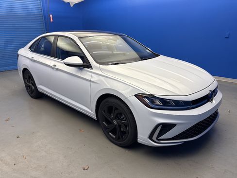 New 2026 Volkswagen Jetta SE image 2