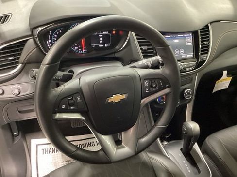 Used 2022 Chevrolet Trax LT w/ LT Convenience Package image 7