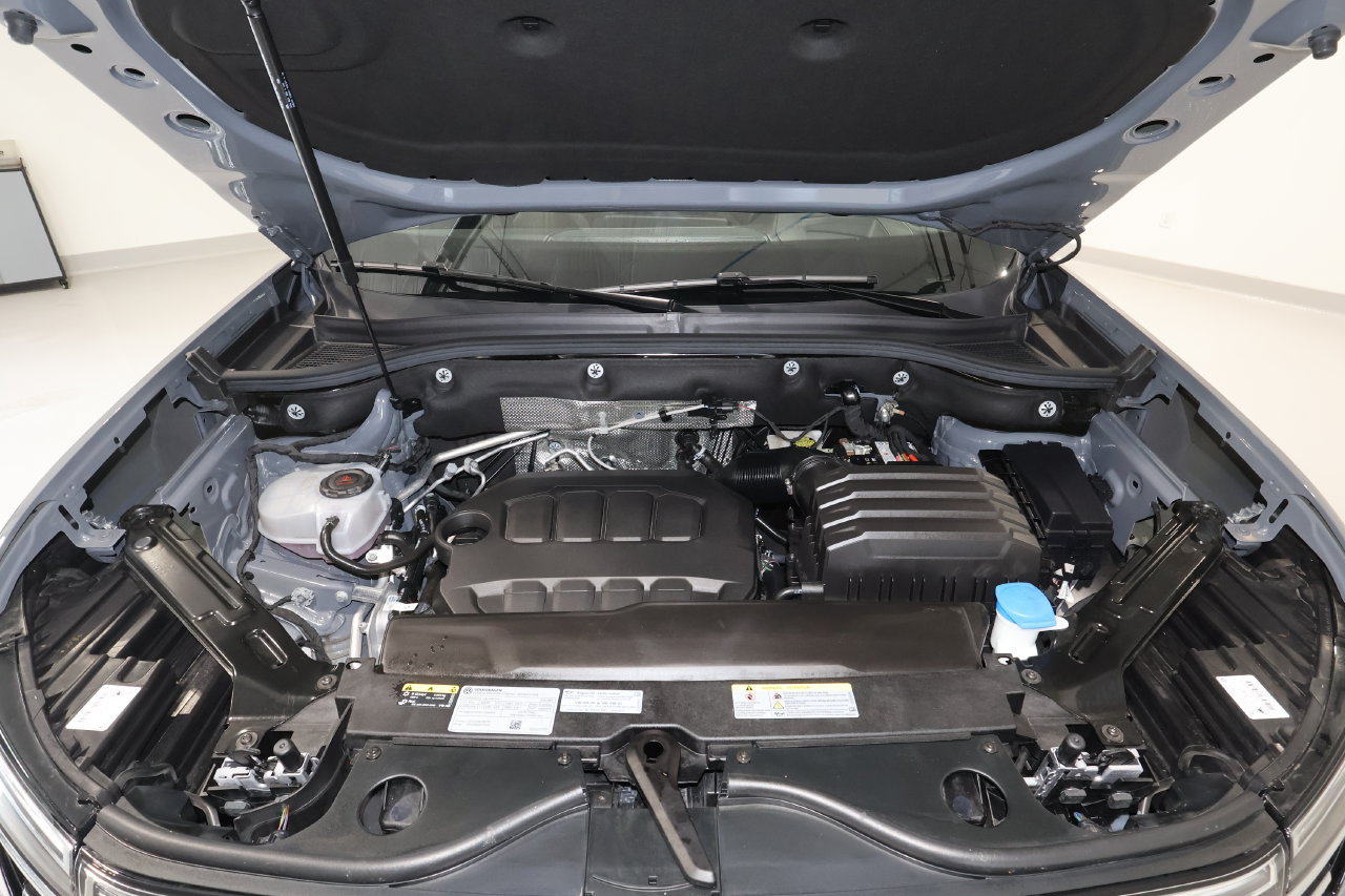 Used 2025 Volkswagen Atlas SEL AWD/4WD image 32