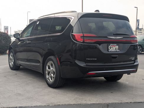 Used 2023 Chrysler Pacifica Limited w/ Uconnect Theater Family Group image 8