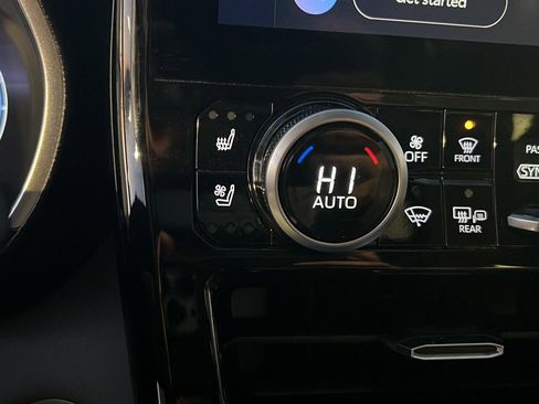 Used 2024 Toyota Highlander Limited image 30