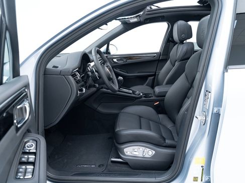 Used 2025 Porsche Macan image 17