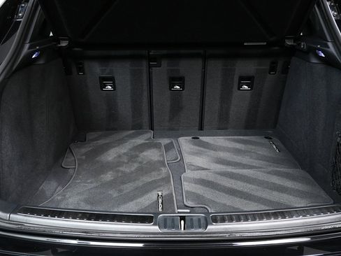 Certified 2022 Porsche Macan AWD image 31