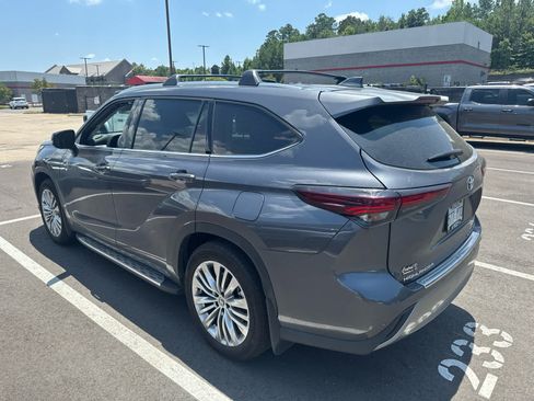 Certified 2025 Toyota Highlander Platinum AWD/4WD image 3