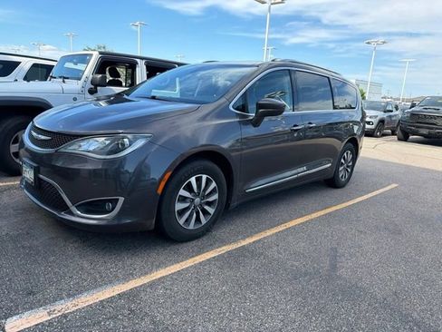 Used 2020 Chrysler Pacifica Touring-L Plus FWD image 3