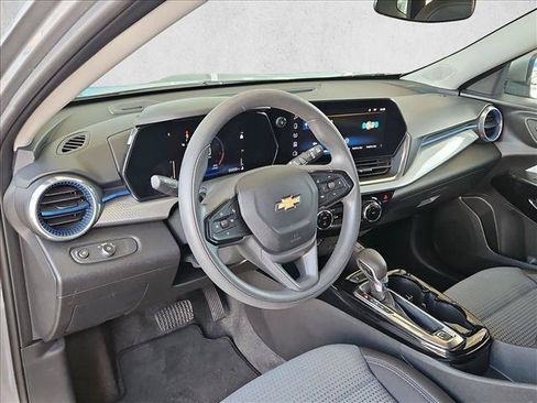 Used 2025 Chevrolet Trax LT FWD image 10