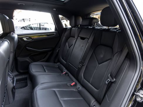 Certified 2023 Porsche Macan AWD/4WD image 44