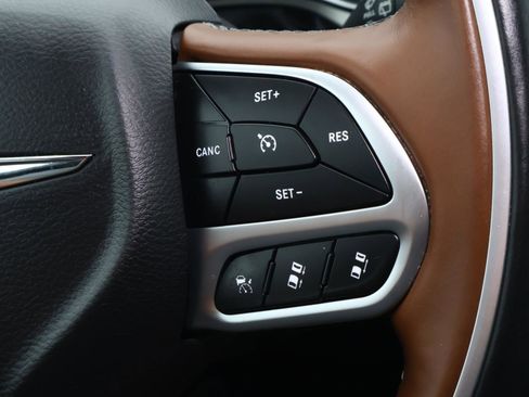 Used 2018 Chrysler Pacifica Limited image 25