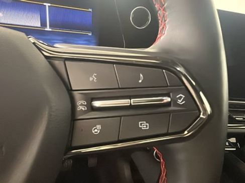 Used 2025 Chevrolet Equinox EV RS FWD image 18