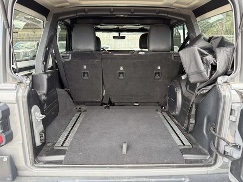 Used 2021 Jeep Wrangler Unlimited Rubicon AWD/4WD image 8