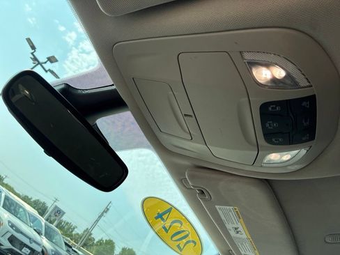 Used 2024 Chrysler Pacifica Touring-L FWD image 16