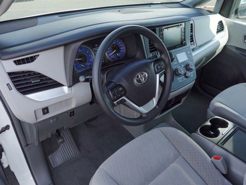 Certified 2019 Toyota Sienna LE image 10
