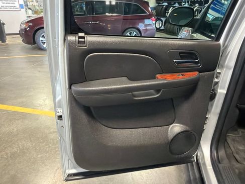 Used 2013 Chevrolet Suburban LT w/ Luxury Package AWD/4WD image 28
