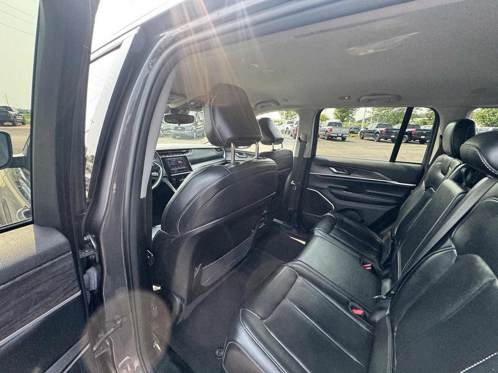 Used 2022 Jeep Grand Cherokee Limited AWD/4WD image 12