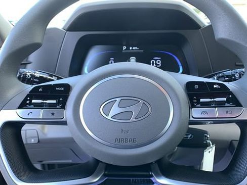 Used 2025 Hyundai Elantra SE FWD image 17