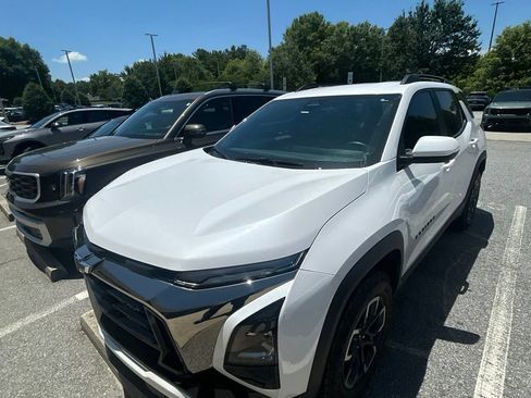 Used 2025 Chevrolet Equinox ACTIV w/ Convenience Package III AWD/4WD image 5
