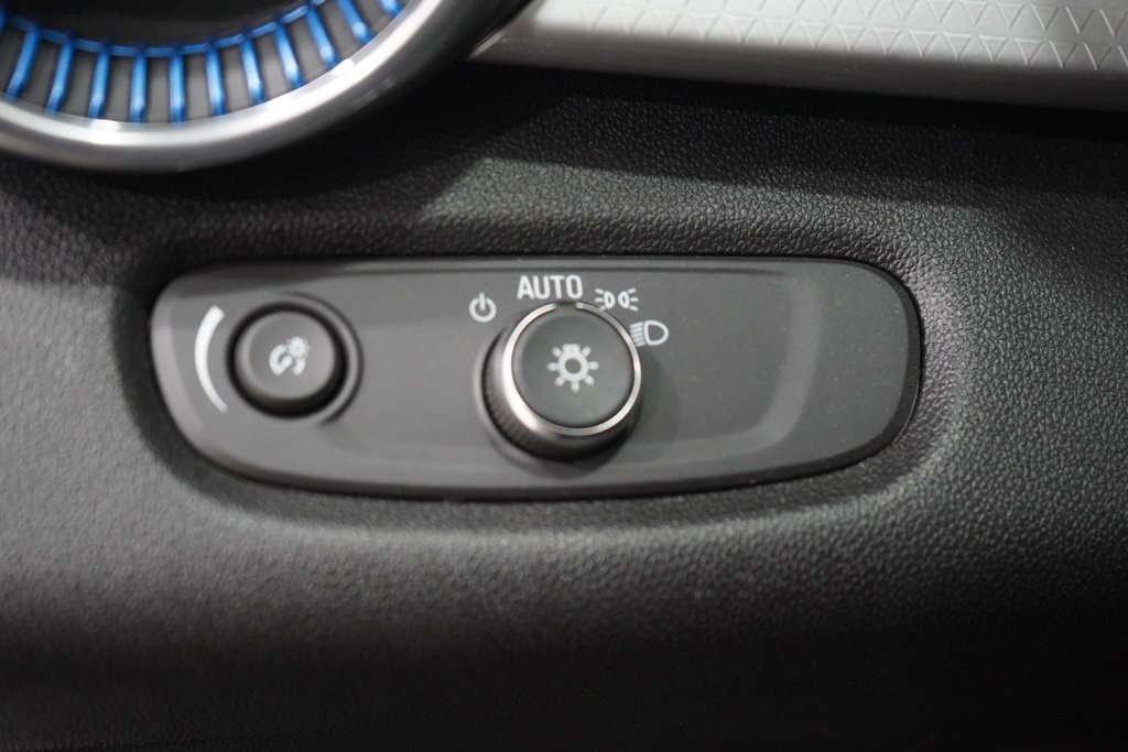 Used 2025 Chevrolet Trax LT FWD image 19