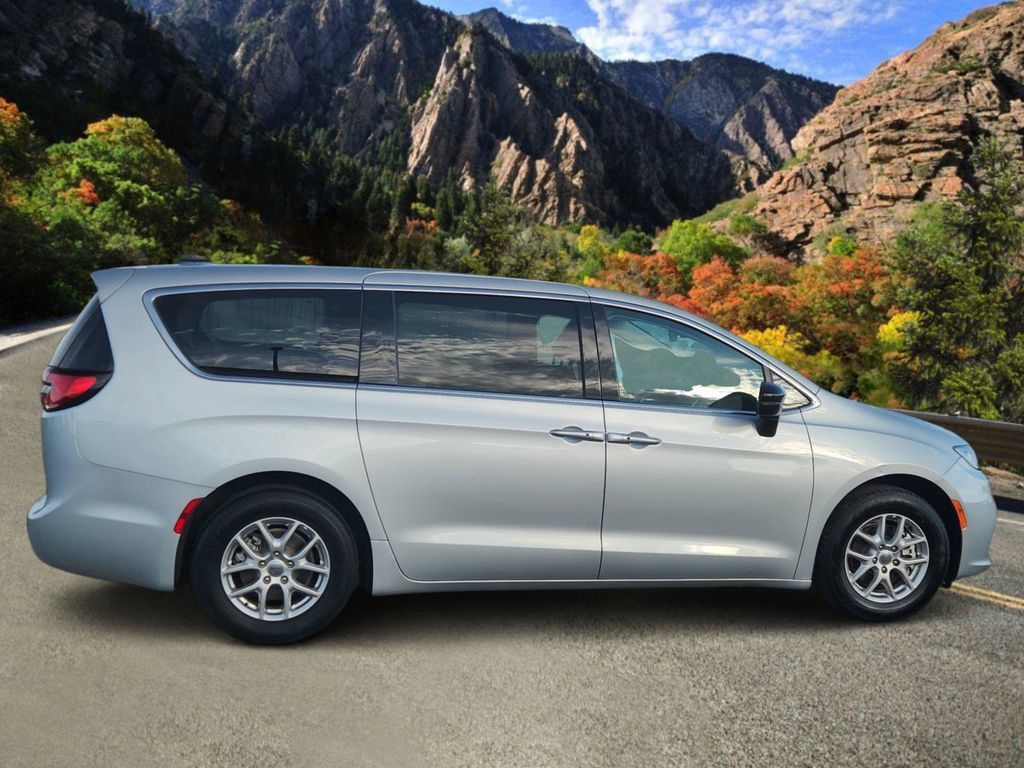 Used 2024 Chrysler Pacifica Touring-L FWD image 2