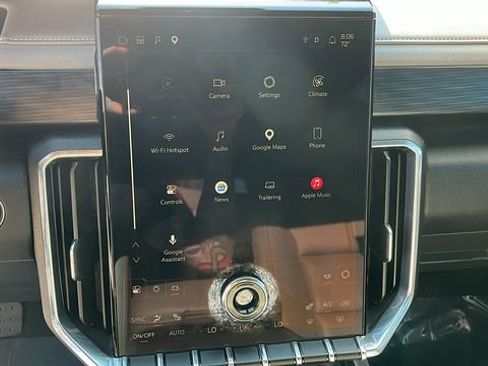 Used 2025 GMC Acadia Elevation w/ Elevation Premium Package FWD image 11