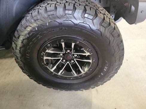 Used 2025 Jeep Wrangler Unlimited Rubicon AWD/4WD image 9