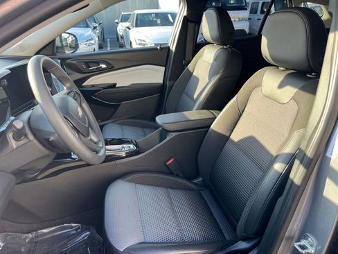 Used 2025 Chevrolet Trax LT image 35
