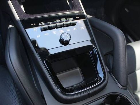 Certified 2025 Porsche Cayenne Base image 14