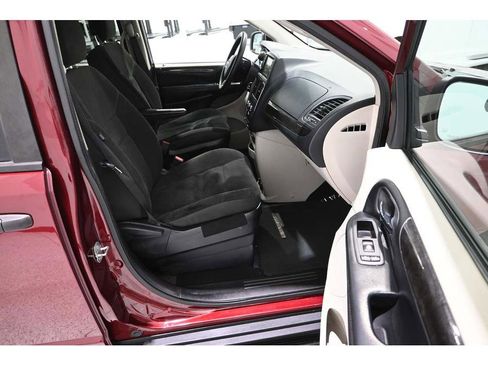 Used 2019 Dodge Grand Caravan SE FWD image 15