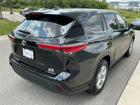 Used 2023 Toyota Highlander LE AWD/4WD image 7