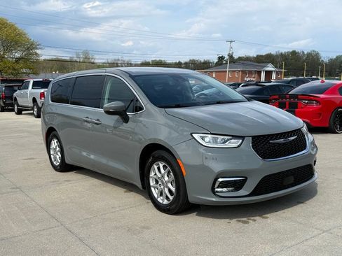 Used 2023 Chrysler Pacifica Touring-L FWD image 17