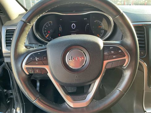 Used 2018 Jeep Grand Cherokee Laredo image 15