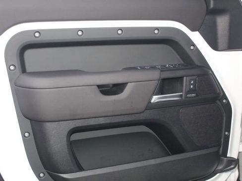 Used 2025 Land Rover Defender 110 X-Dynamic SE image 22