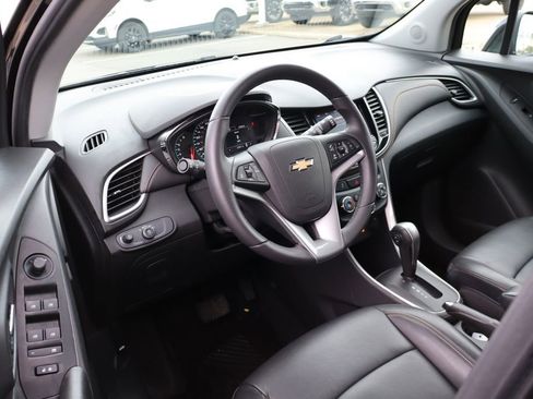 Used 2022 Chevrolet Trax LT w/ Premium Seat Package AWD/4WD image 11