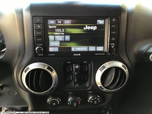Used 2017 Jeep Wrangler Unlimited Sahara w/ Connectivity Group AWD/4WD image 9