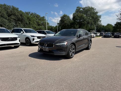 Certified 2025 Volvo V60 B5 Cross Country Plus AWD/4WD image 2