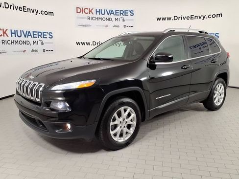 Used 2018 Jeep Cherokee Latitude Plus w/ Cold Weather Group AWD/4WD image 1