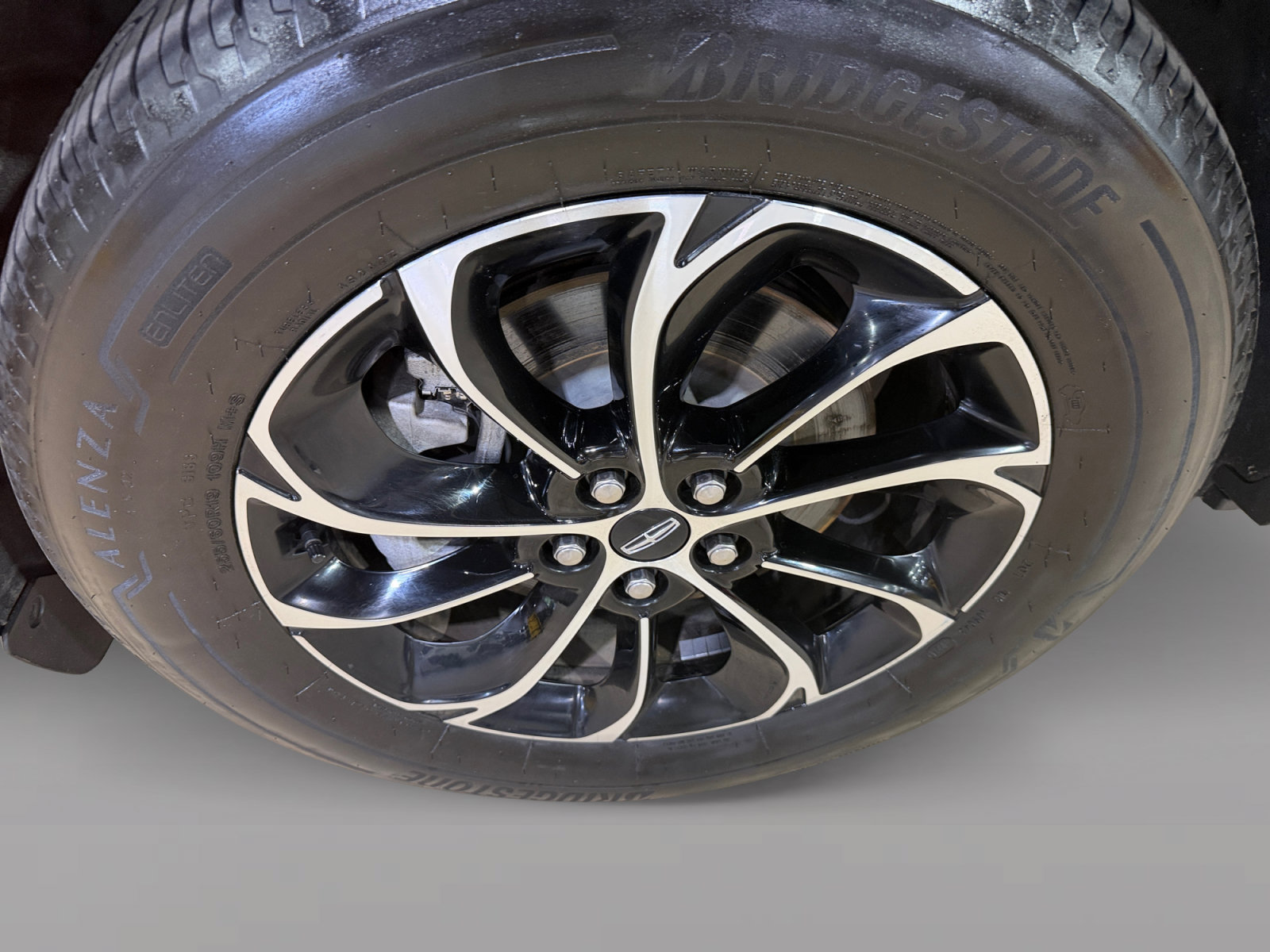 Used 2024 Lincoln Nautilus Premier AWD/4WD image 3