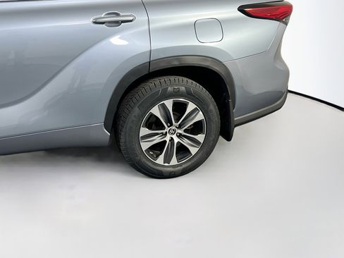 Used 2023 Toyota Highlander XLE image 32