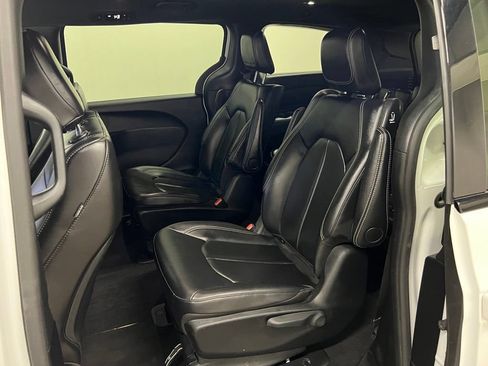 Used 2024 Chrysler Pacifica Limited FWD image 40