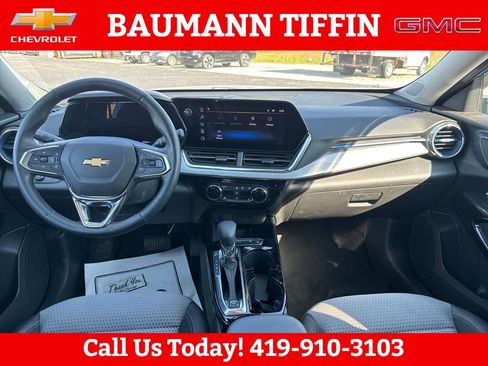 Used 2025 Chevrolet Trax LT w/ LT Convenience Package FWD image 19