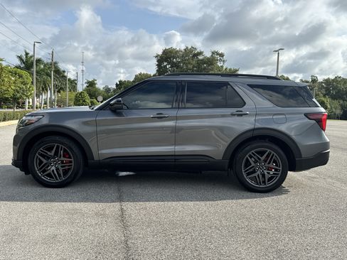 Used 2025 Ford Explorer ST AWD/4WD image 7