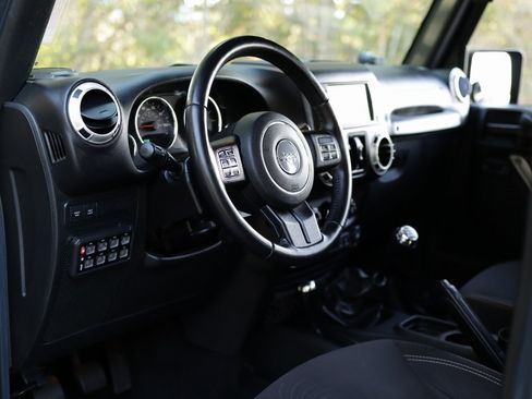 Used 2016 Jeep Wrangler Unlimited Rubicon w/ Connectivity Group image 9