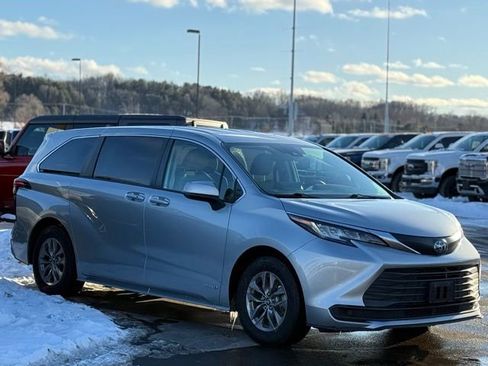 Used 2021 Toyota Sienna LE image 31