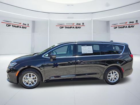 Used 2025 Chrysler Pacifica Select FWD image 3