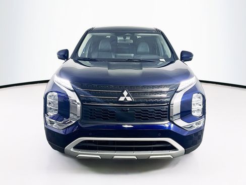 Used 2024 Mitsubishi Outlander SE image 2