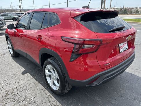 New 2026 Chevrolet Trax LS w/ LS Convenience Package FWD image 7