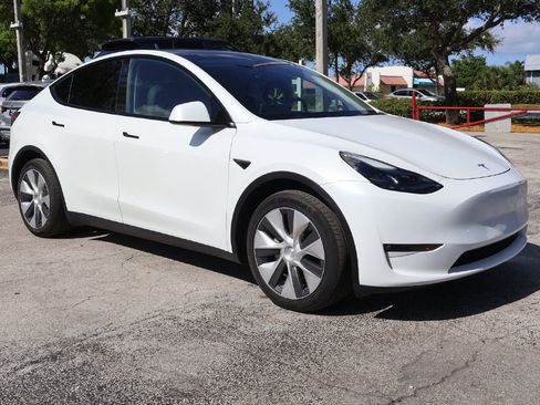 Used 2023 Tesla Model Y Long Range AWD/4WD image 2
