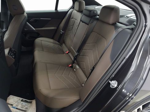 New 2026 BMW 550e xDrive image 32