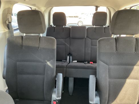 Used 2017 Dodge Grand Caravan SE w/ UConnect Hands-Free Group FWD image 11