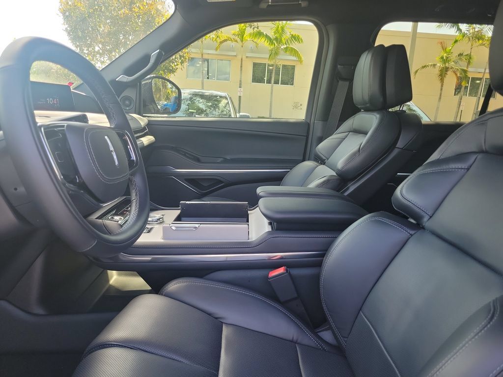 New 2025 Lincoln Navigator Reserve w/ Jet Appearance Package AWD/4WD image 15